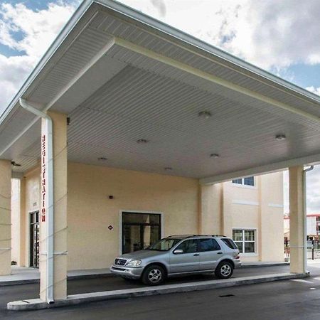 סלבריישן Quality Inn מראה חיצוני תמונה