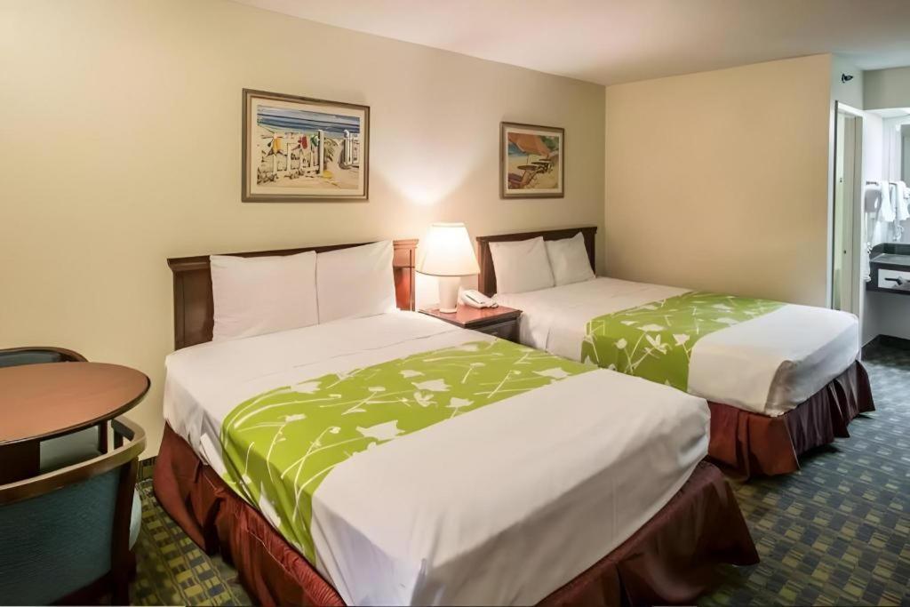 סלבריישן Quality Inn מראה חיצוני תמונה