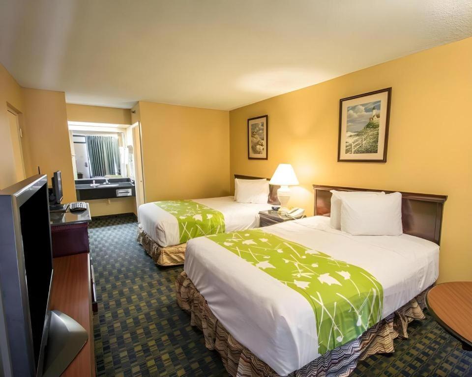 סלבריישן Quality Inn מראה חיצוני תמונה