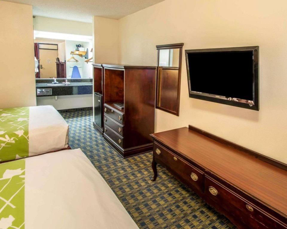 סלבריישן Quality Inn מראה חיצוני תמונה