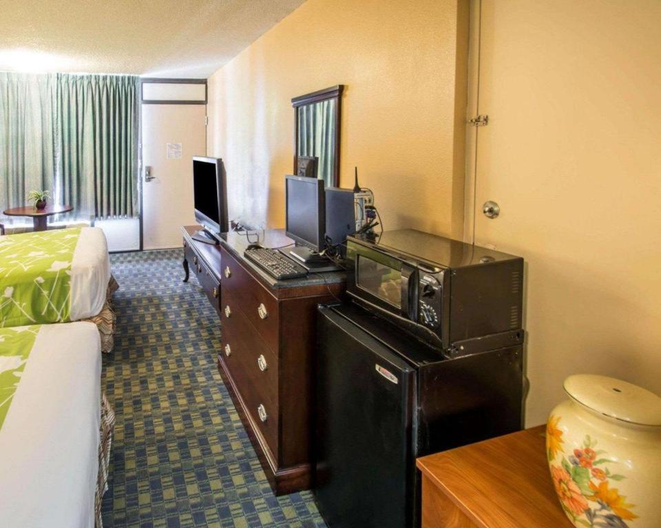 סלבריישן Quality Inn מראה חיצוני תמונה