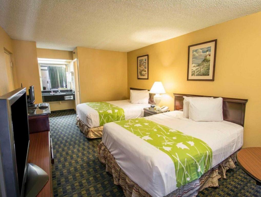 סלבריישן Quality Inn מראה חיצוני תמונה