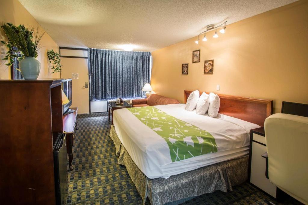 סלבריישן Quality Inn מראה חיצוני תמונה