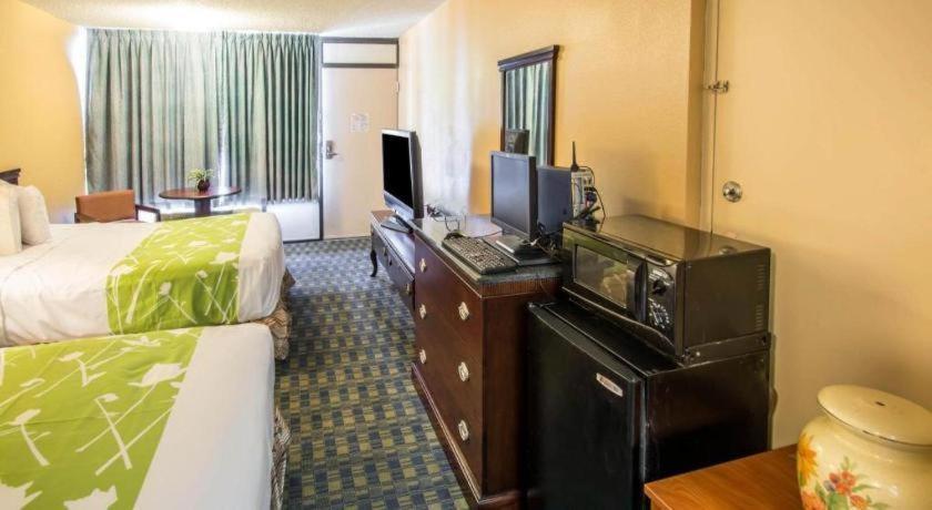 סלבריישן Quality Inn מראה חיצוני תמונה