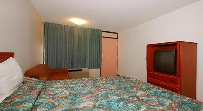 סלבריישן Quality Inn מראה חיצוני תמונה