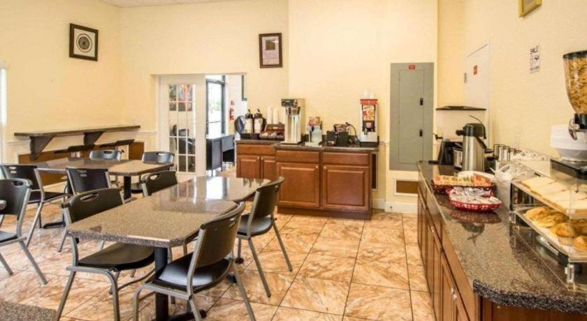 סלבריישן Quality Inn מראה חיצוני תמונה